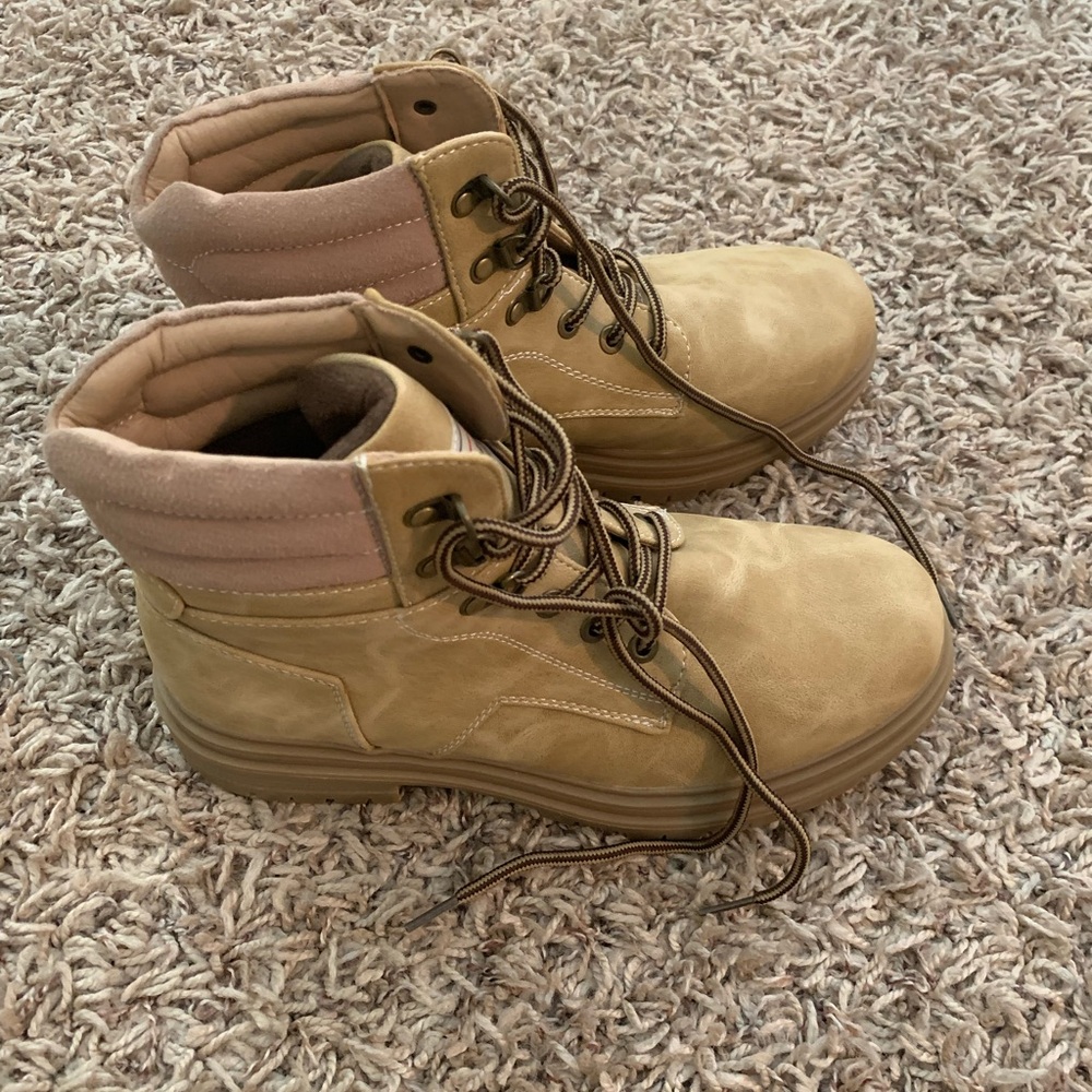 Women’s boots size 9-9.5